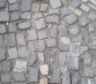石块铺就的古朴路面