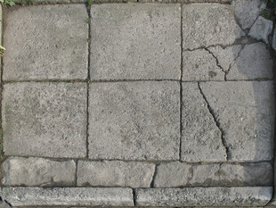 老旧破损的灰色石砖路面