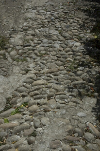 石板铺就的古朴乡间小路