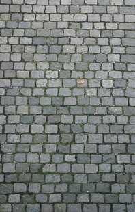 灰色石砖铺就的地面纹理