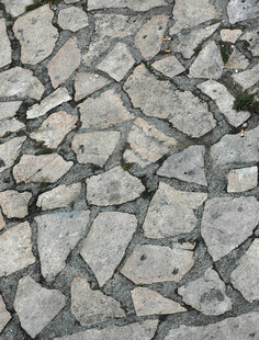 不规则石块铺成的地面