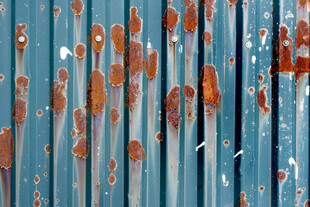 蓝色金属板上的斑驳锈迹