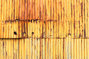 老旧生锈的波纹金属板