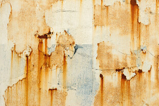 斑驳生锈的金属墙面