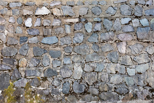 古朴石块铺就的纹理路面