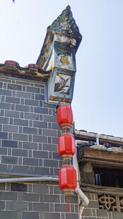 中式古建屋檐下的红灯笼
