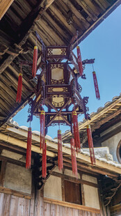 中式古建筑下的精美灯笼
