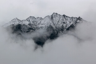 云雾缭绕的巍峨雪山