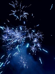 夜空中绚烂绽放的蓝色烟花