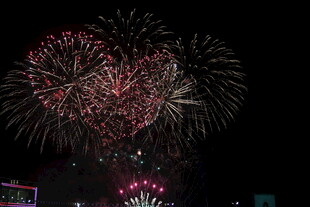 夜空中绚烂的爱心烟花