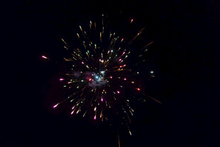 夜空中绚烂的烟花绽放