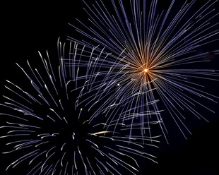 夜空中绚烂绽放的烟花