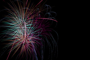 绚丽烟花绽放夜空