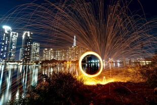 城市夜空中的绚烂钢丝棉光绘