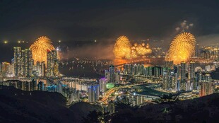 城市璀璨夜景烟火绽放
