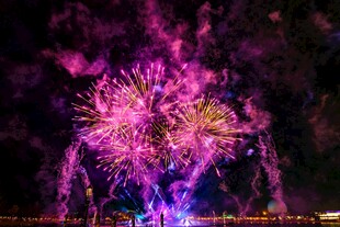 夜空中绚烂的紫色烟花