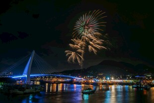 城市夜景中的绚烂烟花