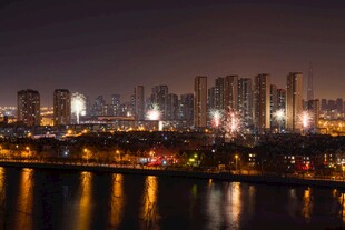 城市河畔璀璨夜景