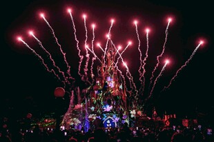 璀璨烟花点亮欢乐时刻