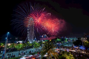 城市夜空绚烂烟花秀