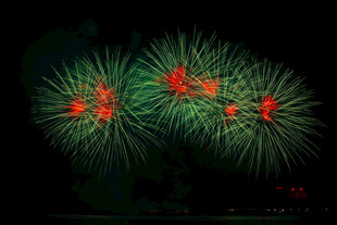 夜空中绚烂的多彩烟花