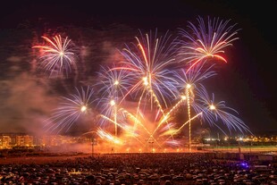 绚烂烟花绽放夜空美景
