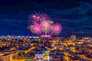 城市夜空绚烂烟花绽放