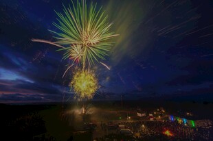 夜空绽放绚丽烟花