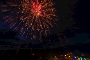 夜空中绚烂绽放的烟花