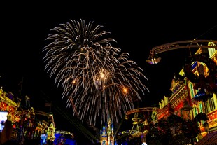 夜空中绚烂的城市烟花秀