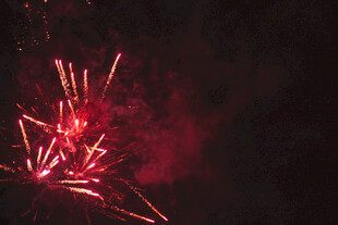 夜空中绚丽绽放的红烟花