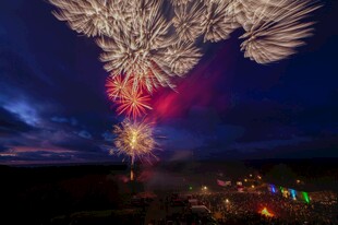 夜空绽放绚烂烟花美景