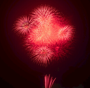 绚丽绽放的红色烟花