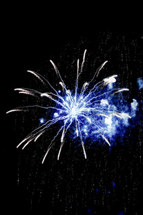 蓝色烟花绽放夜空