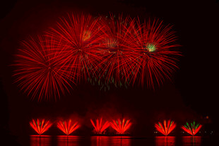 绚丽红色烟花绽放夜空