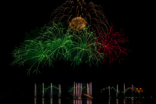 夜空中绚烂的多彩烟花