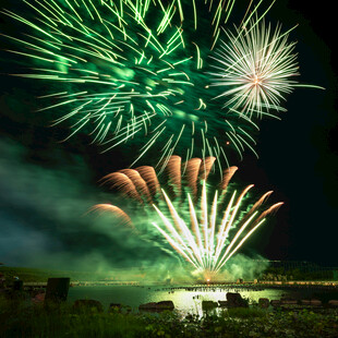 夜空中绚烂的绿色烟花秀