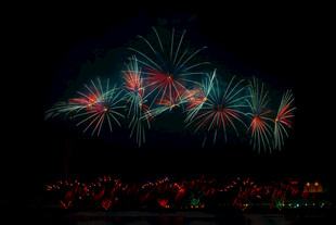 夜空中绚烂的烟花绽放