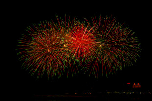 夜空中绚烂的烟花绽放