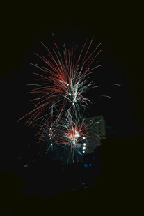 夜空中绚烂绽放的烟花