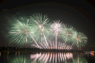 夜空中绚烂的烟花倒影