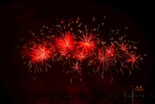 夜空中绚烂的红色烟花