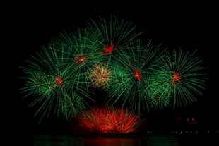 夜空中绚丽的红绿烟花