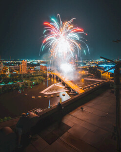 城市夜空绚烂烟花绽放