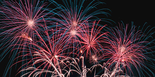 绚丽烟花绽放夜空