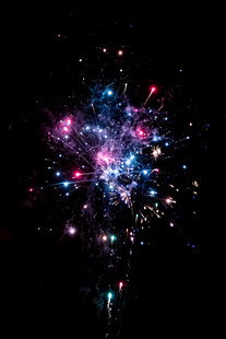 绚丽烟花绽放夜空