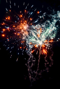 夜空中绚烂的烟花绽放