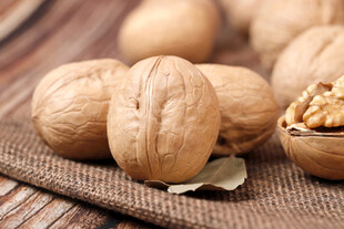 新鲜核桃摆放在麻布上