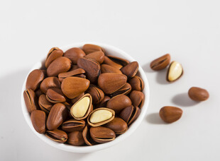 碗中杏仁及散落杏仁粒