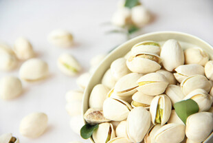 碗中开心果及散落果仁